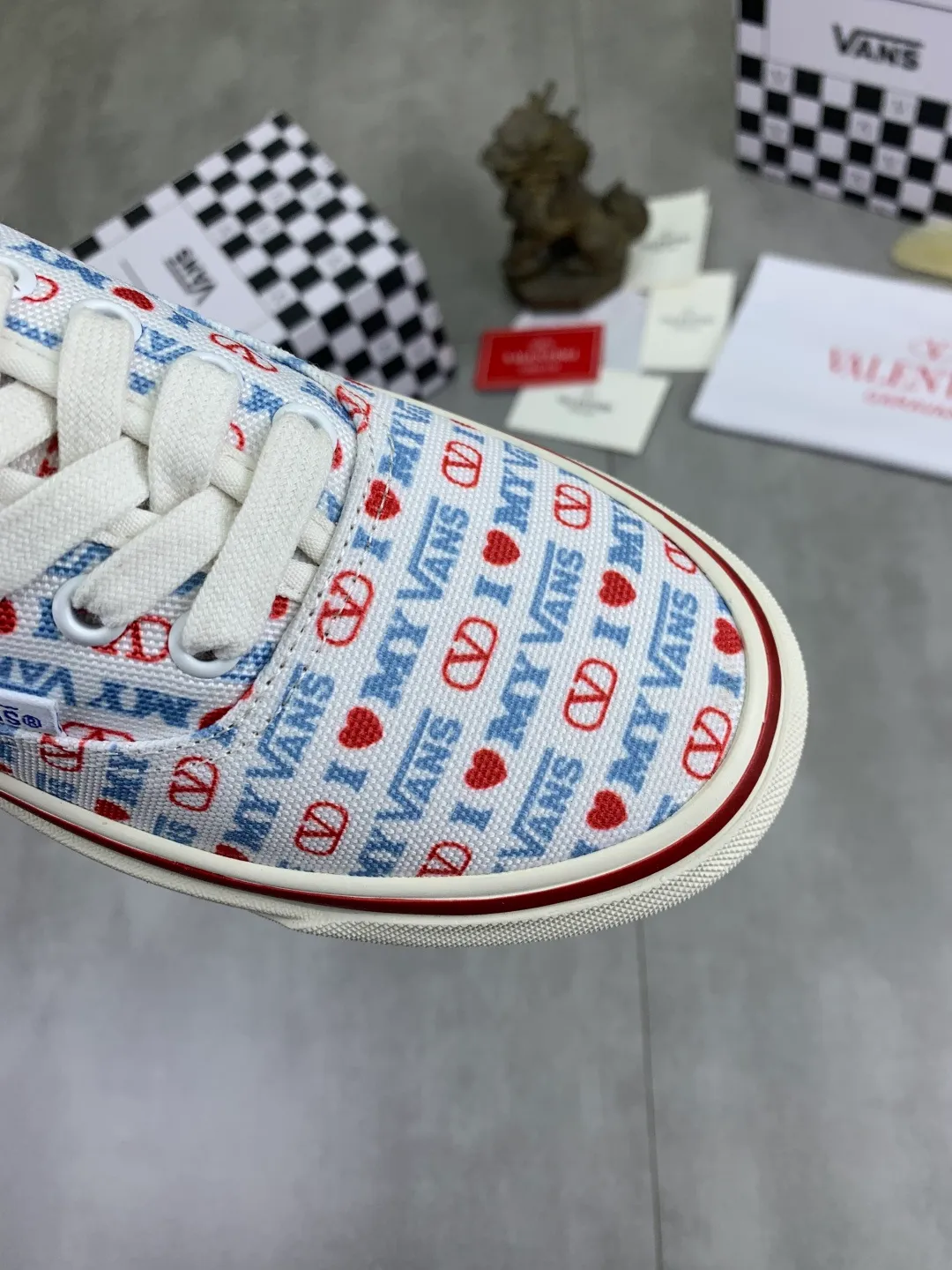 Men's shoes 💰P460 New Valentino❌Wans co-branded Valentino and Vans release new co-branded sneakers, integrating Valentino's Italian high-definition aesthetics and Vans's free and authentic spirit, giving classic shoes a personality that spans the ages. Many stars - Jolin Tsai. Yang Zi. Liu Wen. Ma Baiquan. Choi Soobin. freen. Song Zuer. JJ Lin. zel. Cecilia Cheung. shark. Xin Yunlai...Same style. Female model: 35-42 (41.42 is custom-made and non-refundable) Men's model: 39-46 (45.46 is custom-made and non-refundable)
